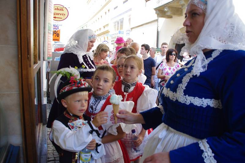 Mikroregion Bílé Karpaty na Slováckých slavnostech vína a otevřených památek na nádvoří Galerie Slováckého muzea v Uherském Hradišti.