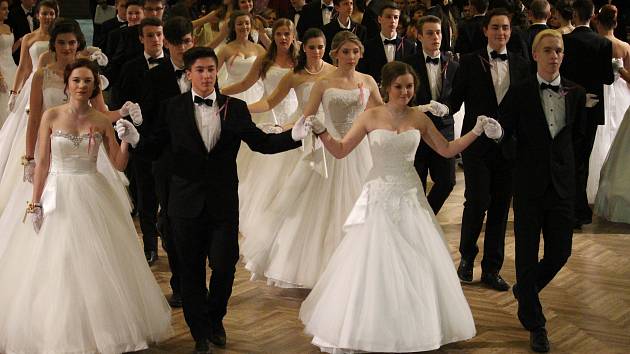 PHOTOS, VIDÉOS : Le point culminant de la soirée dansante de l’UNESCO est la polonaise de vingt-six couples
