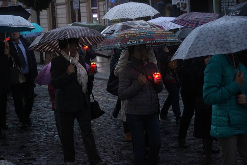 Uherskobrodskou Růžencovou pouť ozdobil i letos průvod se svícemi od farního do klášterního kostela.