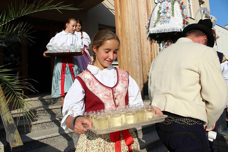 V ulicích poutního Velehradu se v sobotu tancovalo, zpívalo, hrálo a veselilo. Konaly se tam hody.