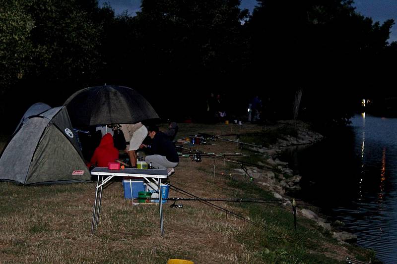 Patnáct hodin se soustředili rybáři na své pruty u dvou vodních ploch před Velehradem.