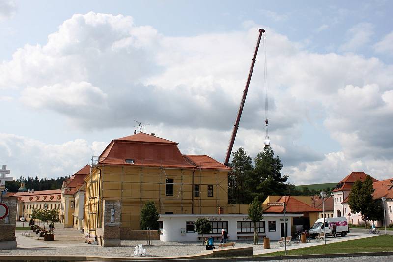 Střecha velehradské mateřské školy byla ve špatném stavu, vedení obce ji nechalo za milion a 300 tisíc korun opravit.