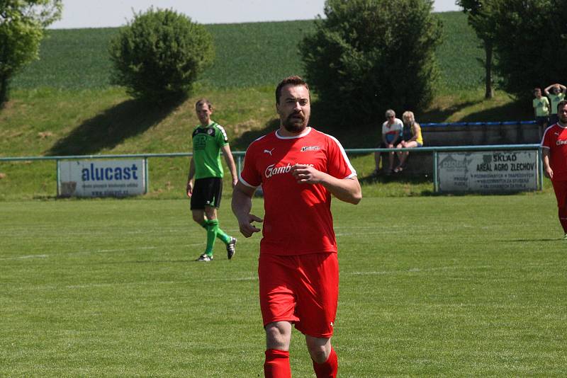 Fotbalisté Zlechova (zelené dresy) ve 22. kole krajské I. A třídy skupiny zdolali Újezdec 2:1 a přiblížili se záchraně.