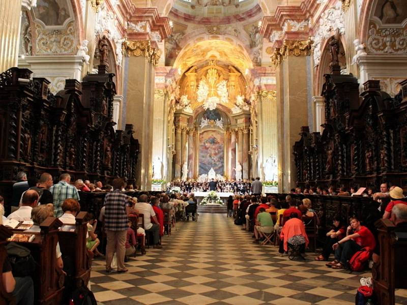 Někteří poutníci vyhledávali chládek v bazilice, kde mši doprovázela Filharmonie Bohuslava Martinů Zlín.