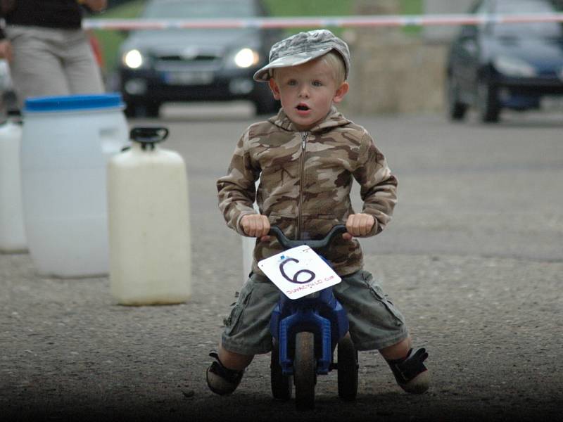 Nedělní program patřil dětem. Pořadatelé společně s občanským sdružením Buchlovjánek pro ně připravili kromě závodu na bicyklech také soutěž na koloběžkách a odrážedlech.