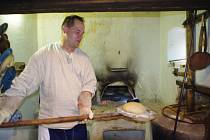 Pečení chlebů v černé kuchyni opraveného starobylého mlýna v Dolním Němčí. Ilustrační foto