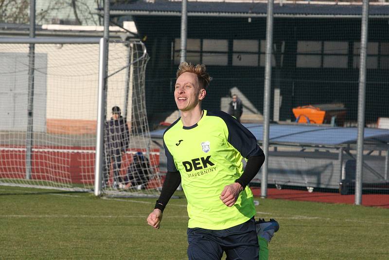 Fotbalisté Hluku (fosforové dresy) v dohrávce 10. kola krajské I. A třídy skupiny B deklasovali Bojkovice 8:1.