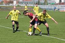 Fotbalisté Kunovic (žluté dresy) vstoupí do nové sezony domácím zápasem s Dolním Němčí. 