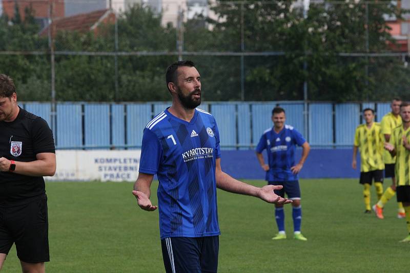 Fotbalisté Kunovic (žluté dresy) v 5. kole krajské I. A třídy skupiny B podlehli favorizovaným Zborovicím 1:2.