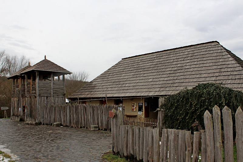 Modrá, Obec na úpatí Chřibů. Archeoskanzen