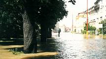 Povodeň v červenci 1997 v Uherském Hradišti. Ulice Sokolovská, pohled na hlavní světelnou křižovatku.