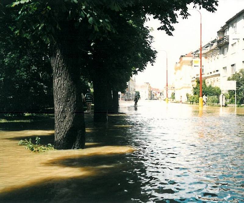 Povodeň v červenci 1997 v Uherském Hradišti. Ulice Sokolovská, pohled na hlavní světelnou křižovatku.