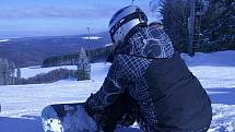 Lyžování na Mikulčině vrchu je vhodné i pro snowboardisty.