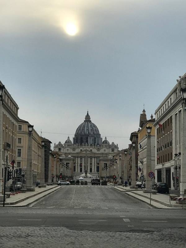 Svatopetrské náměstí ve Vatikánu v období koronavirové krize.