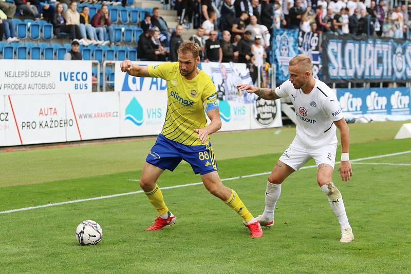 Sobotní derby v Uherském Hradišti opanovalo domácí Slovácko (bílé dresy), které zvítězilo nad Zlínem 3:0.