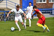 Fotbalisté Slovácka B (bílé dresy) ve 22. kole MSFL přehráli Frýdlant nad Ostravicí 4:0.