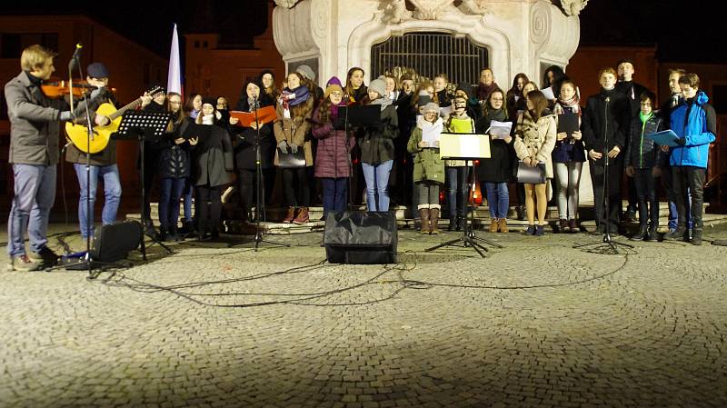 Připomínka výročí 17. listopadu na náměstí v Uherském Hradišti