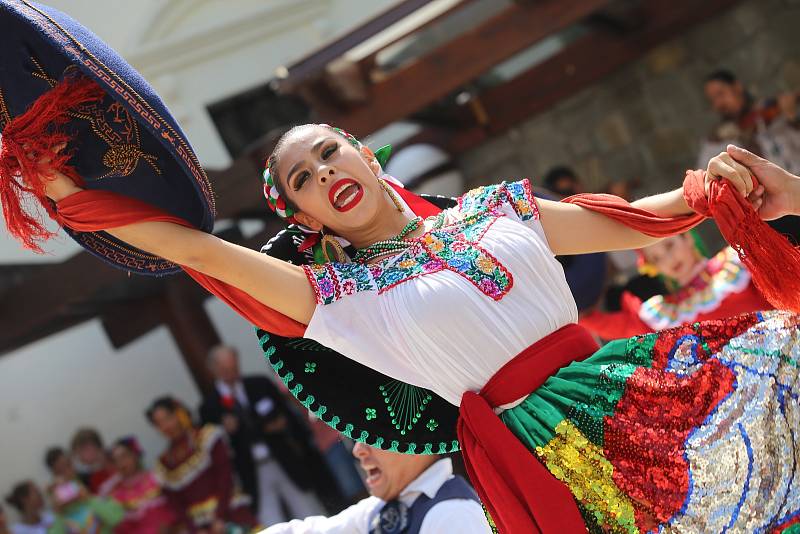 Vystoupení mezinárodních folklórních souborů v  muzeu J. A. Komenského  v Uherském Brodě.Na snímku  Compaňia Mexicana de  Danza folklorica de la Cindar de Mexica