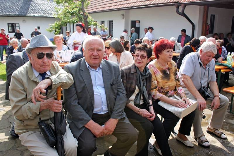 Josef Lapčík daroval Tupesům text knihy Vzpomínání a představil návštěvníkům tamního muzea keramické figurky, které prošly žárem ohně. 