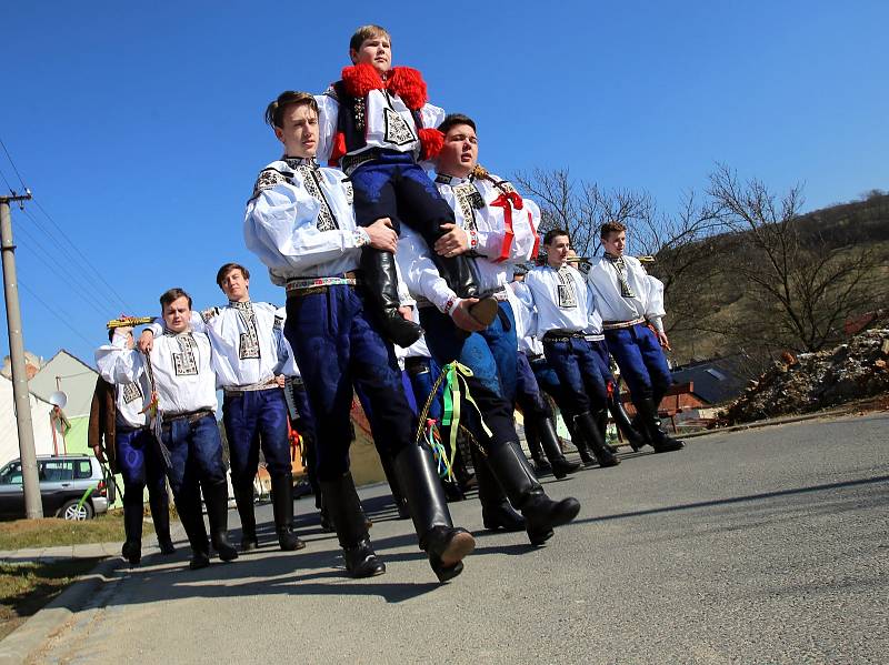 Velikonoční obchůzka   družiny  Vlčnovského  krále  Martina Dareka Franty ve Vlčnově.