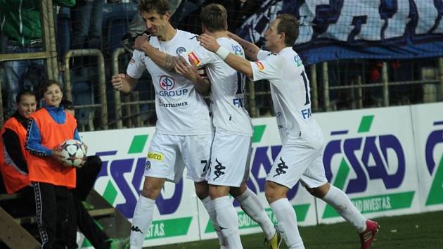 Libor Došek proměnil penaltu na 1:0. radují se s ním Patrik Šimko a Jiří Valenta.