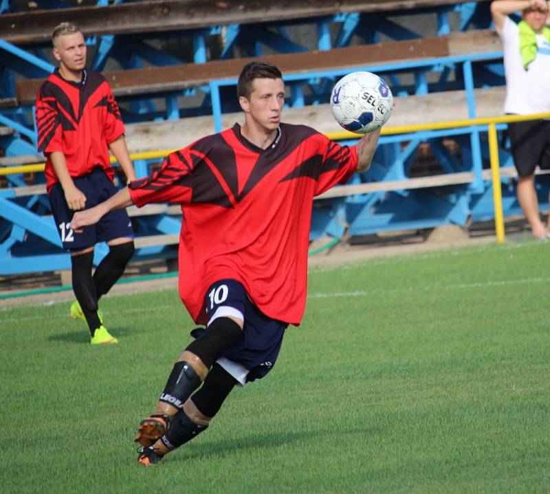 Okresní přebor – 2. kolo: Uherský Ostroh – Sušice (v modrén) 2:1.