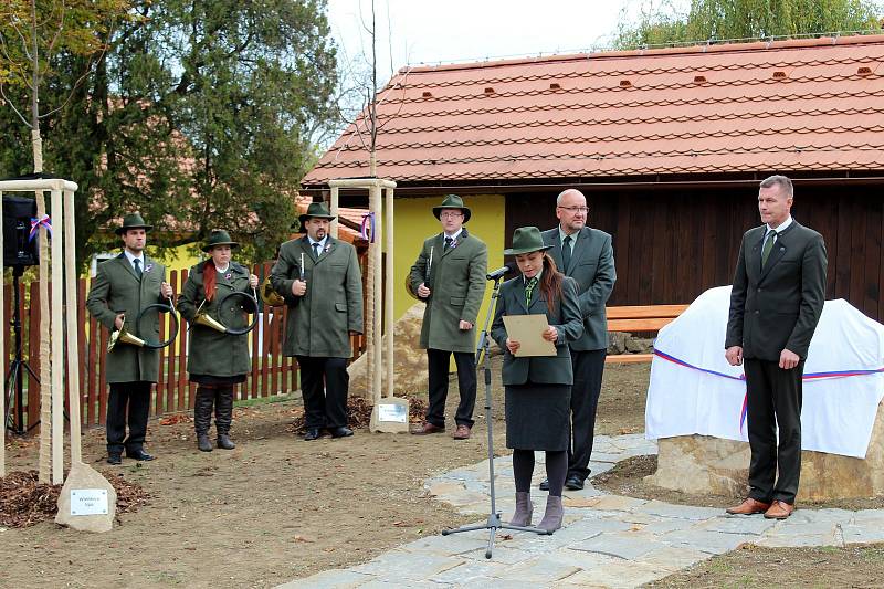 Před Muzeem lesnictví a myslivosti na Buchlově, byla v pátek 26. října ke čtyřem před pár dny vysazeným lipám slavnostně zasazena lípa pátá.