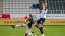 Zápas 11. kola první fotbalové ligy mezi týmy FK Jablonec a FC Slovácko se odehrál 7. října na stadionu Střelnice v Jablonci nad Nisou. Na snímku zleva Tomáš Holeš a Jan Kalabiška.