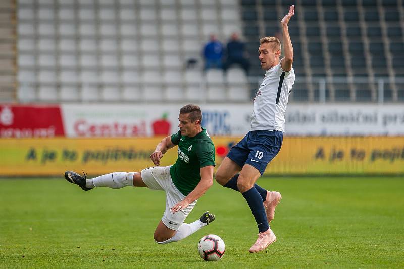 Zápas 11. kola první fotbalové ligy mezi týmy FK Jablonec a FC Slovácko se odehrál 7. října na stadionu Střelnice v Jablonci nad Nisou. Na snímku zleva Tomáš Holeš a Jan Kalabiška.