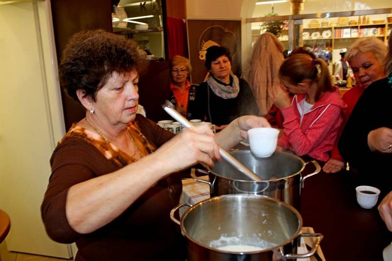 VÁNOČNÍ PEČENÍ. Do tajů pečení vánoční zákusků zasvětí ve Slováckém muzeu budoucí cukrářky i jejich kantorky. 