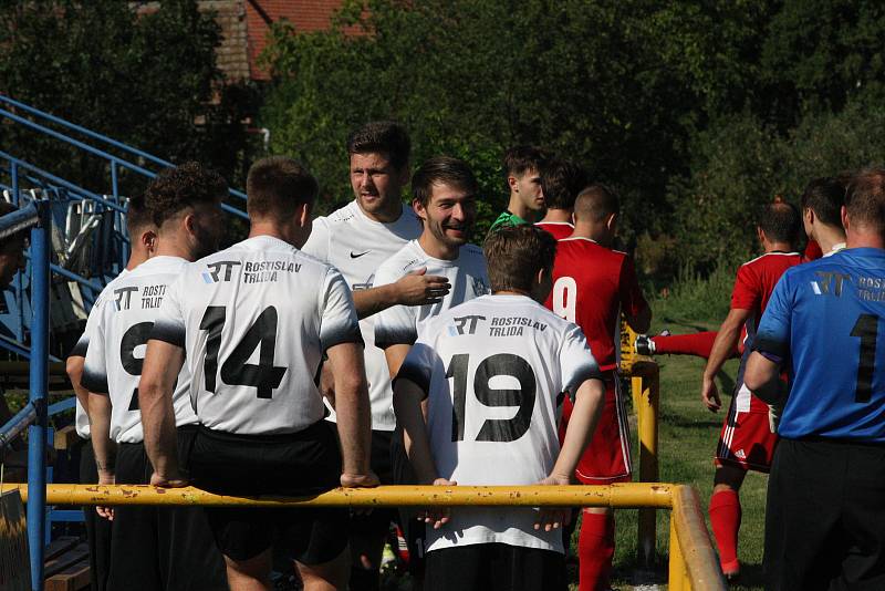 Fotbalisté Ořechova (bílé dresy) v prvním zápase nové sezony zdolali Uherský Ostroh 7:2.