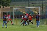 Fotbalisté Slavkova (bíločervené dresy) na úvod nové sezony zdolali Velký Ořechov 1:0.