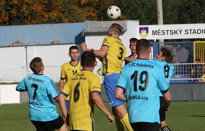 Fotbalisté Starého Města (žluté dresy) v 5. kole krajské I. B třídy skupiny C zdolali Polešovice 1:0.