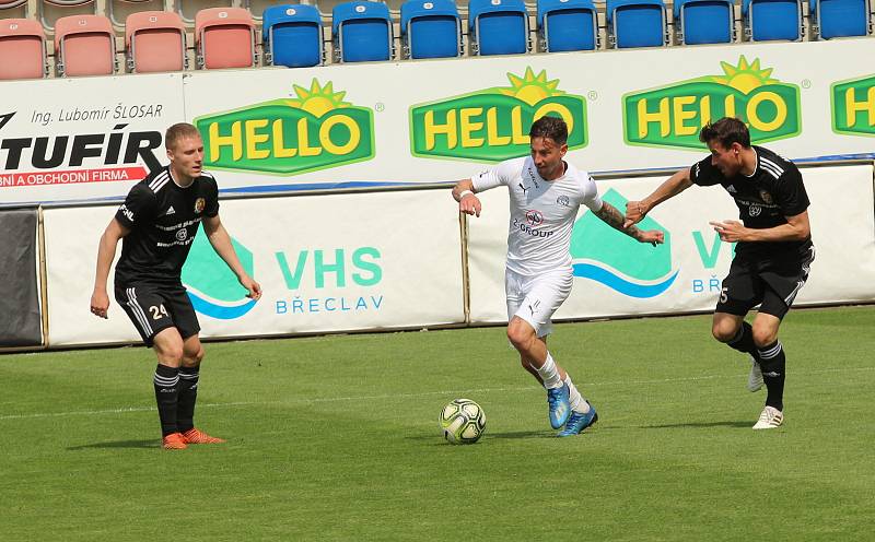 Fotbalisté Slovácka (v bílých dresech) se před restartem FORTUNA:LIGY utkali s Třincem. Utkání se hrálo bez diváků.