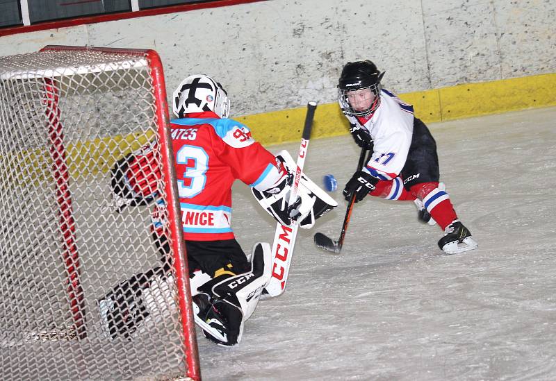 Velká radost ze hry byla vidět na všech malých hokejistech, kteří se v sobotu 18. listopadu zúčastnili v Uherském Hradišti turnaje 2. tříd. Domácím Hradišťanům se dařilo, s Brumovem a Uherským Ostrohem vyhráli všechny čtyři zápasy. (ms)