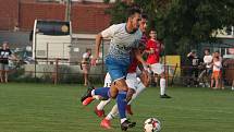 Fotbalisté Uherského Brodu (červené dresy) porazili v 1. kole MOL Cupu Viktorii Otrokovice 2:1 po prodloužení.