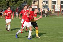Fotbalisté Uherského Brodu (červené dresy) v MSFL slaví první výhru sezony. 
