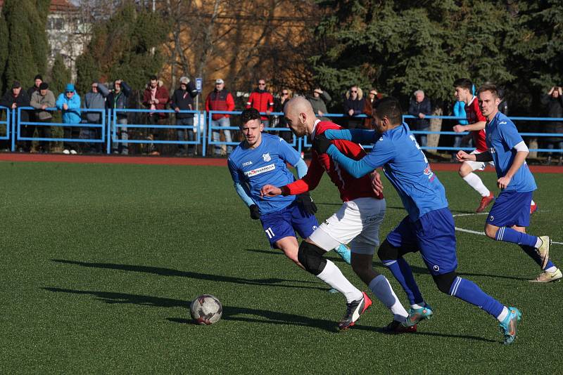 Fotbalisté Uherského Brodu (červené dresy) v 19. kole MSFL podlehli doma na Lapači Otrokovicím 2:3.