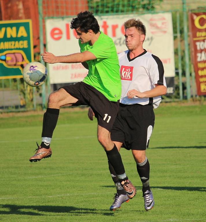 Fotbalisté Uherského Ostrohu (v bílém) porazili ve 4. kole okresního přeboru Bílovice 4:3.