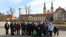 POCTA VELITELI. Účastníci pochodu se na velehradském hřbitově poklonili památce Pavla Vávry a pak si vyšlápli do Chřibů.