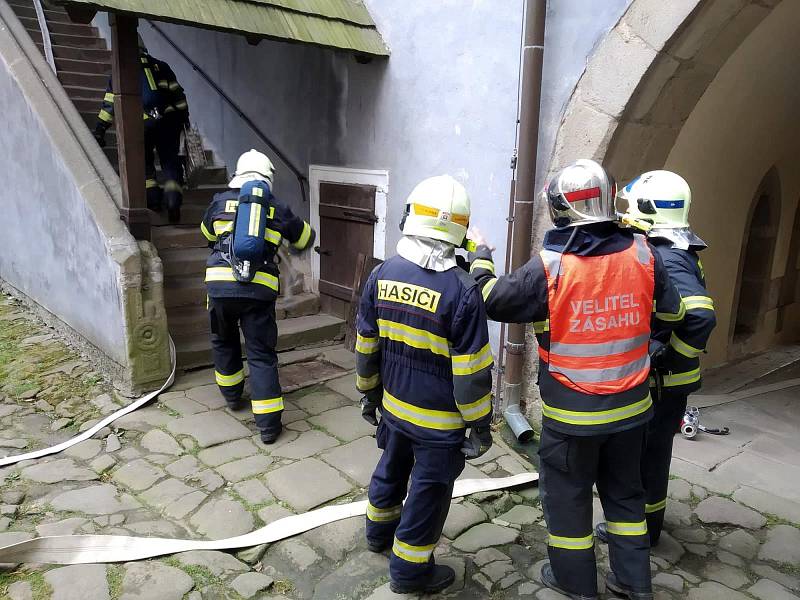 Zásah hasičů na Buchlově při nácviku likvidace fiktivního požáru střechy po úderu blesku.