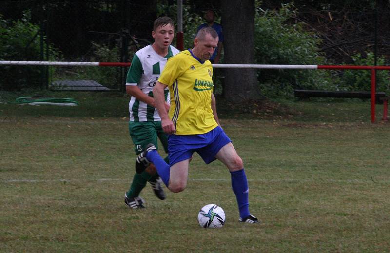 Fotbalisté Částkova (zelenobílé dresy) v rámci oslav výročí 80. let vyzvali starou gardu ligového Zlína.