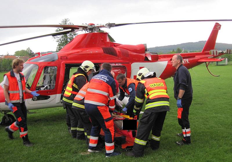 Při dopravní nehodě u Bystřice pod Lopeníkem zasahoval i vrtulník.