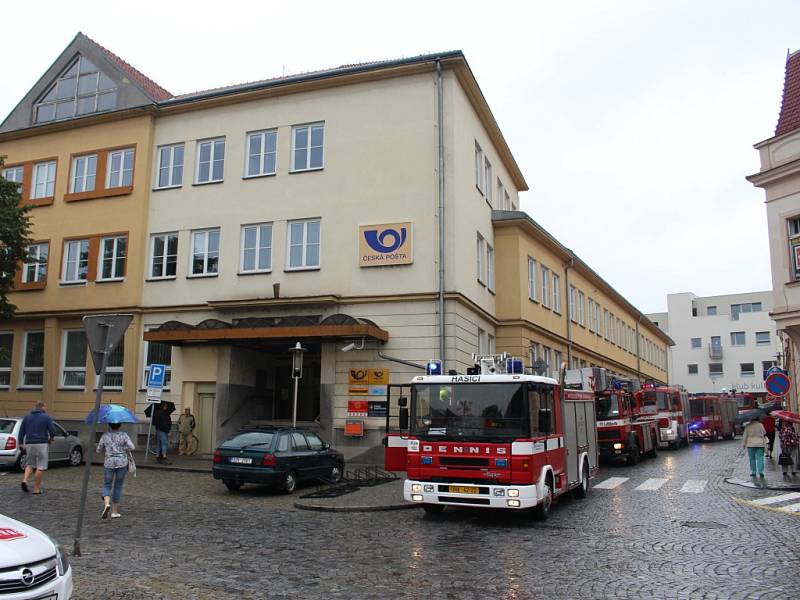 K pošty v centru Hradiště přijelo k zásahu několik hasičských vozů.