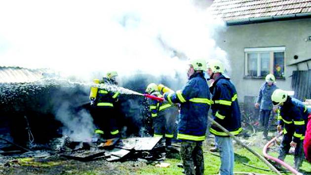 Likvidovat oheň musely tři jednotky hasičů. Dům se jim před plameny podařilo uchránit.