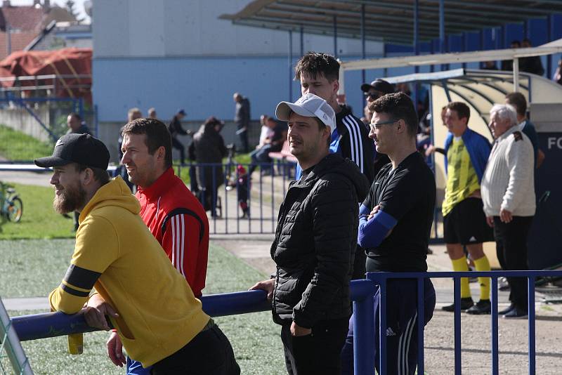 Fotbalisté Kunovic (žluté dresy) v 9. kole krajské I. A třídy skupiny B podehli doma Nedachlebicím 0:3 a v tabulce zůstali předposlední.