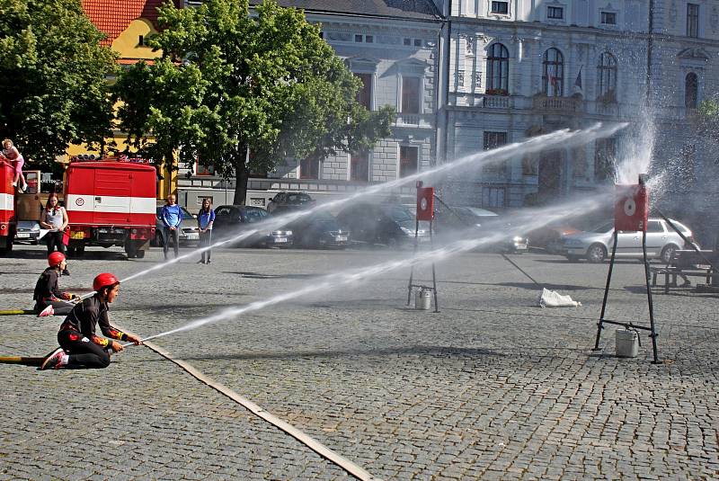 Mladí hasiči nebojovali při soutěži O pohár starosty OSH Uherské Hradiště lstí a zradou, ale fair play.