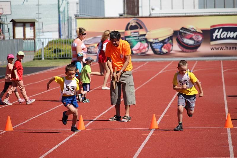 Atletický stadion v Uherském Hradišti hostil olympiádu dětí z mateřských škol.
