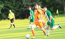 Fotbalisté Ostrožské Lhoty (oranžové dresy) v derby podlehli Ostrožské Nové Vsi 0:2.