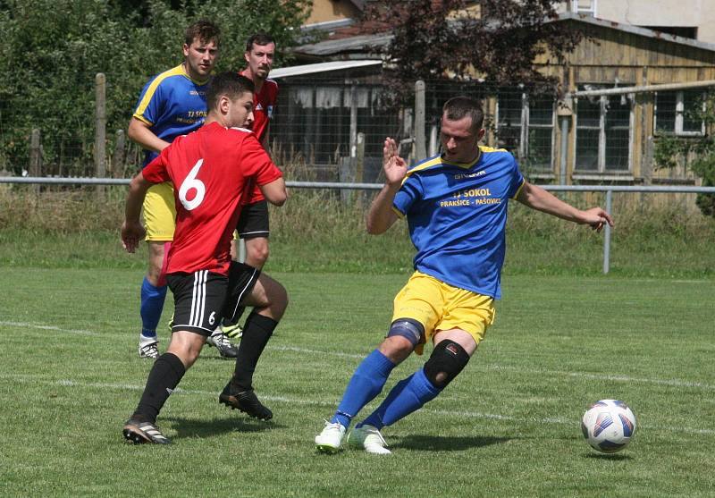 Fotbalisté Prakšic (modré dresy) vstoupili do nové sezony domácí výhrou nad Babicemi 1:0.